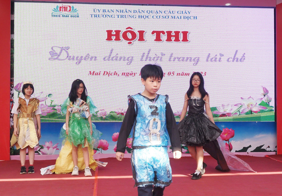 Học sinh trường THCS Mai Dịch với bộ thiết kế thời trang tái chế mang đến thông điệp bảo vệ môi trường.
