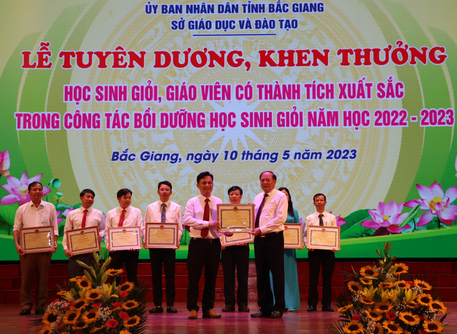 Ông Tạ Việt Hùng - Giám đốc Sở GD&ĐT Bắc Giang (bên phải) trao khen thưởng cho các tập thể có thành tích xuất sắc. Ông Tạ Việt Hùng - Giám đốc Sở GD&ĐT Bắc Giang (bên phải) trao khen thưởng cho các tập thể có thành tích xuất sắc.