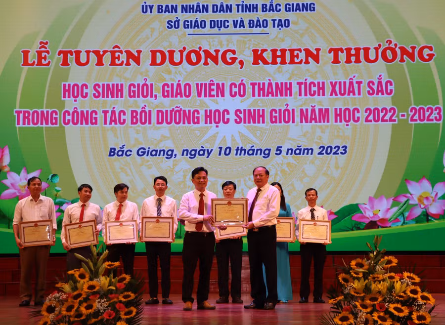 Ông Tạ Việt Hùng - Giám đốc Sở GD&amp;ĐT Bắc Giang (bên phải) trao khen thưởng cho các tập thể có thành tích xuất sắc.