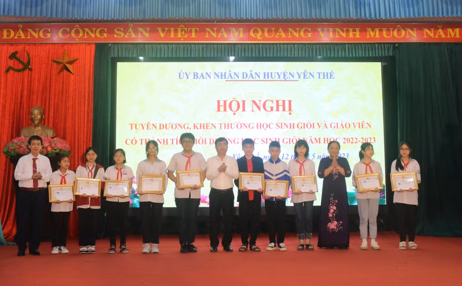 Ông Đào Duy Trọng - Bí thư Huyện ủy Yên Thế và bà Nguyễn Thị Chính, Phó Chủ tịch Hội khuyến học tỉnh Bắc Giang trao thưởng cho học sinh có thành tích xuất sắc.