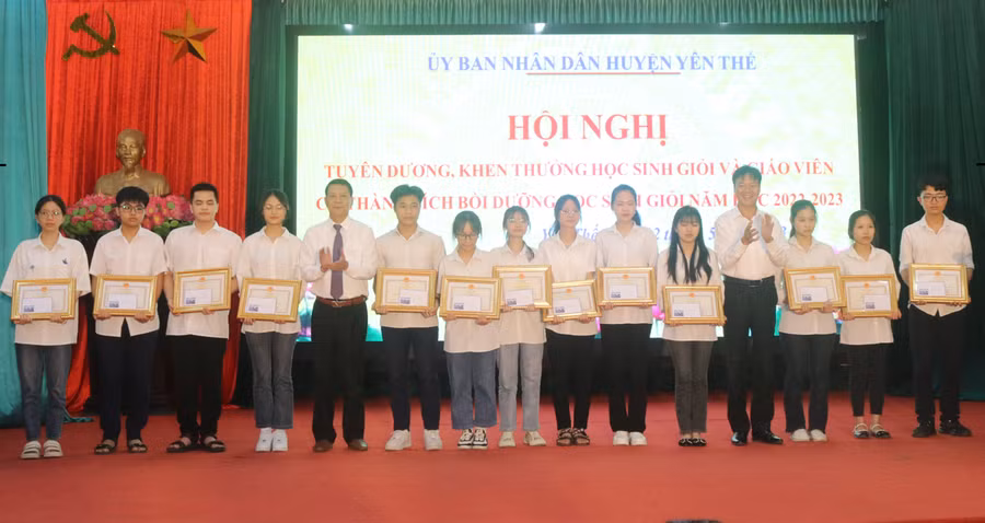 Ông Thân Minh Sâm, Phó Chủ tịch UBND huyện Yên Thế và ông Nguyễn Văn Thể, Phó Chủ tịch Hội đồng hương Yên Thế tại Hà Nội trao thưởng cho học sinh có thành tích xuất sắc.