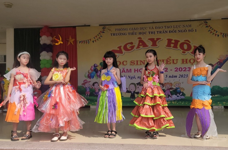 Hoạt động biểu diễn thời trang của học sinh thể hiện tại ngày hội. Hoạt động biểu diễn thời trang của học sinh thể hiện tại ngày hội.