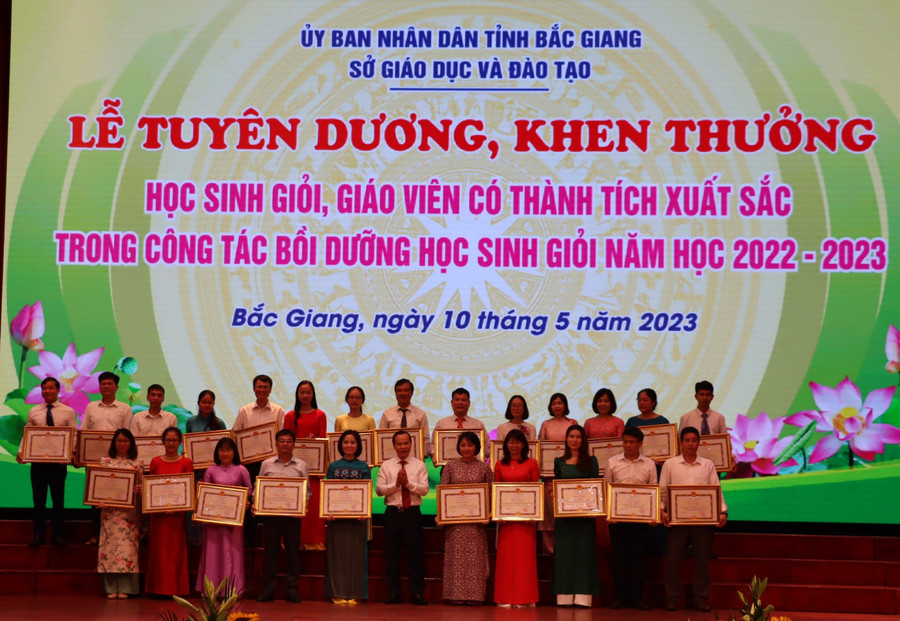 Phó Chủ tịch Thường trực UBND tỉnh Bắc Giang khen thưởng các giáo viên có thành tích xuất sắc trong bồi dưỡng học sinh giỏi. Phó Chủ tịch Thường trực UBND tỉnh Bắc Giang khen thưởng các giáo viên có thành tích xuất sắc trong bồi dưỡng học sinh giỏi.