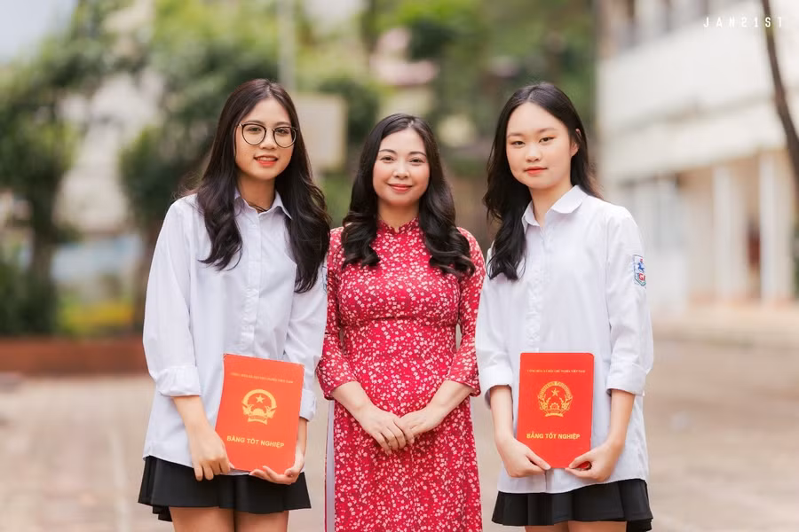 Cô Bùi Thanh Vân chụp ảnh lưu niệm với học trò lớp chủ nhiệm.