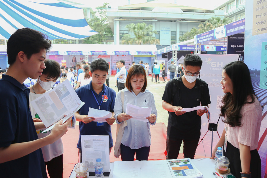 Sinh viên được nhà tuyển dụng tư vấn nghề nghiệp. Sinh viên được nhà tuyển dụng tư vấn nghề nghiệp.