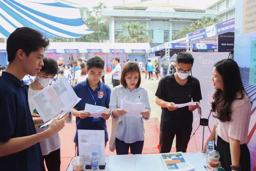 Sinh viên được nhà tuyển dụng tư vấn nghề nghiệp.