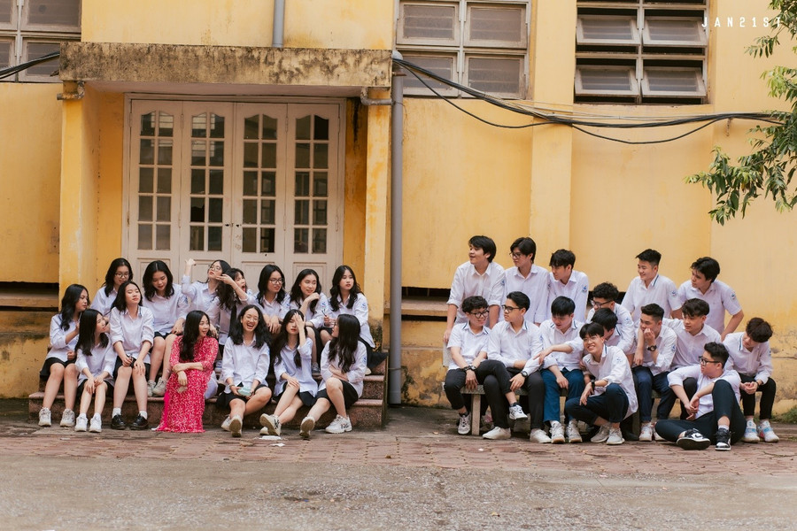 Cô Bùi Thanh Vân (áo dài đỏ) chia sẻ niềm vui với học trò trong ngày tốt nghiệp. Cô Bùi Thanh Vân (áo dài đỏ) chia sẻ niềm vui với học trò trong ngày tốt nghiệp.