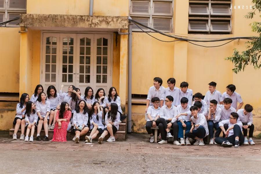 Cô Bùi Thanh Vân (áo dài đỏ) chia sẻ niềm vui với học trò trong ngày tốt nghiệp.