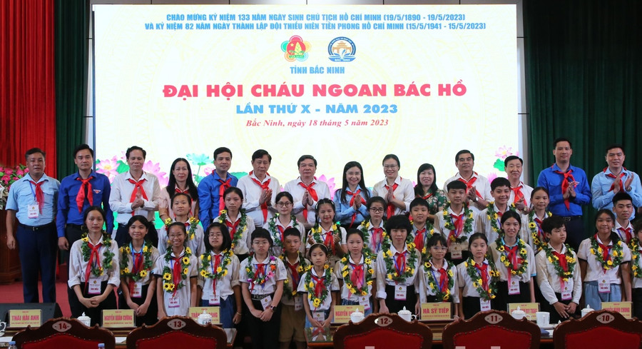Các đại biểu chụp ảnh lưu niệm cùng Cháu ngoan Bác Hồ tiêu biểu TP Bắc Ninh. Các đại biểu chụp ảnh lưu niệm cùng Cháu ngoan Bác Hồ tiêu biểu TP Bắc Ninh.
