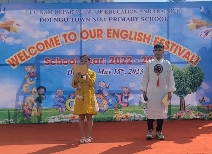 Học sinh tranh tài phần thi Olympic tiếng Anh.