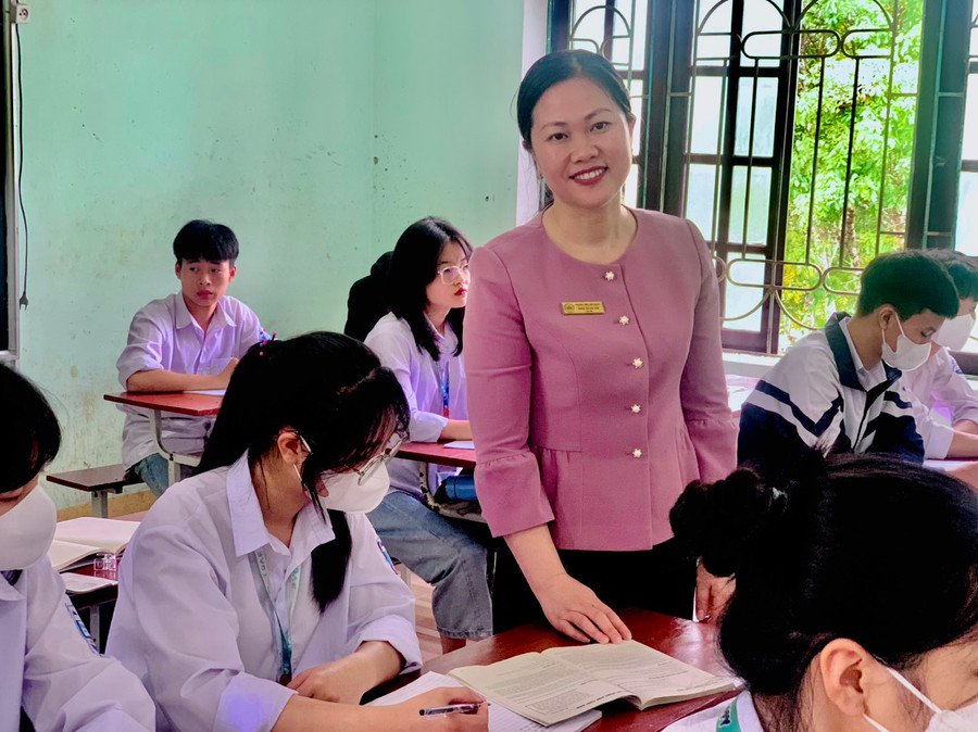 Cô Đoàn Thị Hải Yến và học sinh trường THPT Mỏ Trạng trong giờ Ngữ văn. Cô Đoàn Thị Hải Yến và học sinh trường THPT Mỏ Trạng trong giờ Ngữ văn.