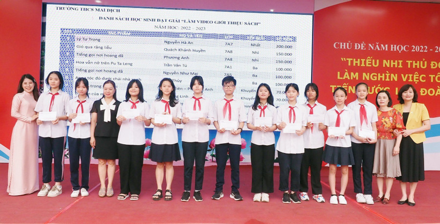 Cô Nguyễn Mỹ Hảo - Hiệu trưởng trường THCS Mai Dịch (ngoài cùng bên phải) và cô Nguyễn Thị Thanh Hà - Phó hiệu trưởng nhà trường (thứ 2 từ phải sang trái) trao thưởng cho học sinh.