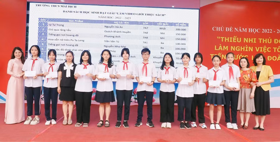 Cô Nguyễn Mỹ Hảo - Hiệu trưởng trường THCS Mai Dịch (ngoài cùng bên phải) và cô Nguyễn Thị Thanh Hà - Phó hiệu trưởng nhà trường (thứ 2 từ phải sang trái) trao thưởng cho học sinh.