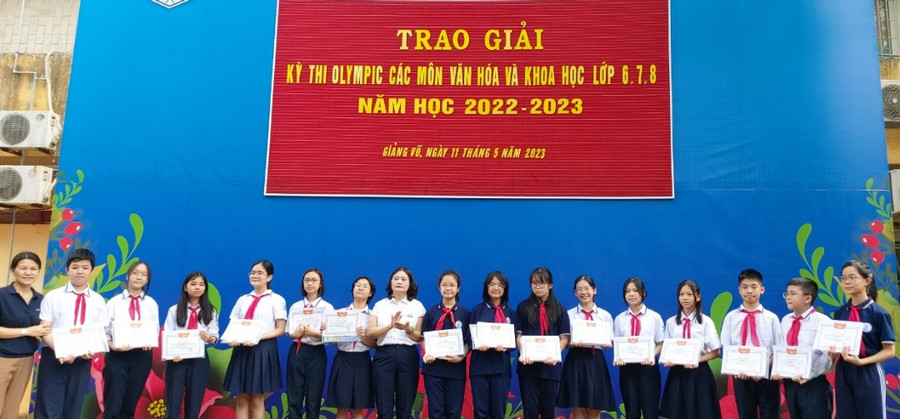 Cô Tô Thị Hải Yến - Hiệu trưởng trường THCS Giảng Võ (áo trắng) khen thưởng và động viên học sinh trước kỳ thi Olympic các môn văn hóa và khoa học cấp quận. Cô Tô Thị Hải Yến - Hiệu trưởng trường THCS Giảng Võ (áo trắng) khen thưởng và động viên học sinh trước kỳ thi Olympic các môn văn hóa và khoa học cấp quận.