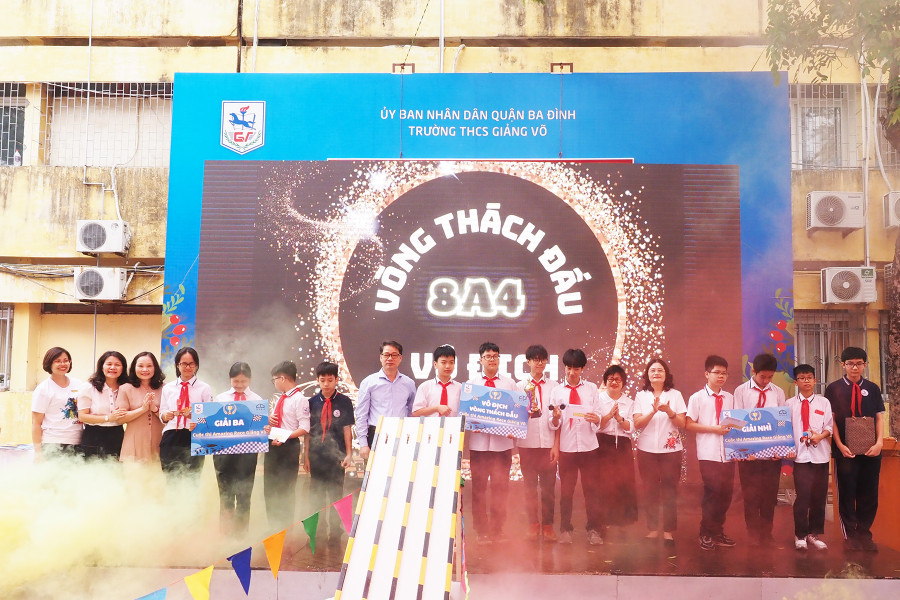 Ban tổ chức trao giải cho các đội đạt giải tại vòng thách đấu.