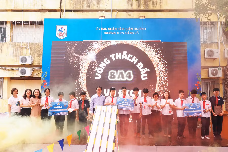 Ban tổ chức trao giải cho các đội đạt giải tại vòng thách đấu.