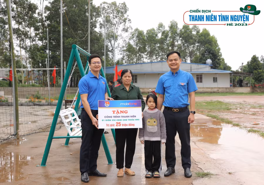 Tặng công trình thanh niên 1 điểm vui chơi cho thiếu nhi ngay sau lễ ra quân.