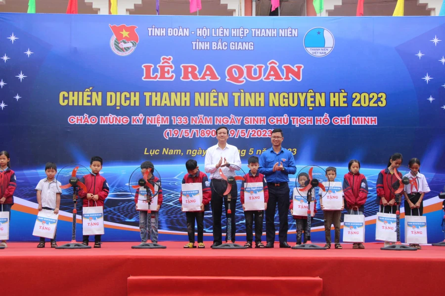 Lãnh đạo UBND tỉnh Bắc Giang và Tỉnh đoàn trao quà cho học sinh tại lễ ra quân.