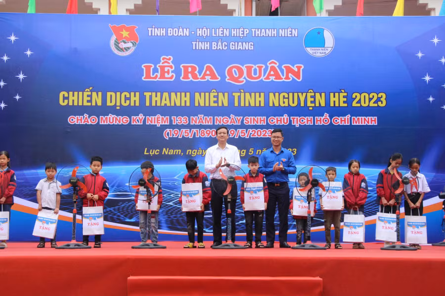 Lãnh đạo UBND tỉnh Bắc Giang và Tỉnh đoàn trao quà cho học sinh tại lễ ra quân.