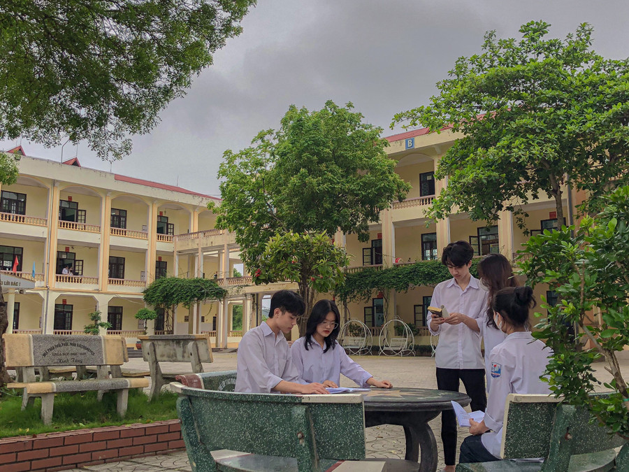 Học sinh trường THPT Mỏ Trạng đọc sách trong giờ nghỉ giải lao. Học sinh trường THPT Mỏ Trạng đọc sách trong giờ nghỉ giải lao.