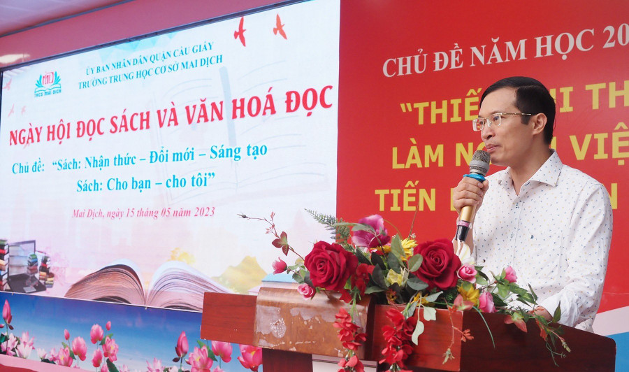 Thầy Đặng Văn Quản - Phó hiệu trưởng trường THCS Mai Dịch phát biểu tại ngày hội.