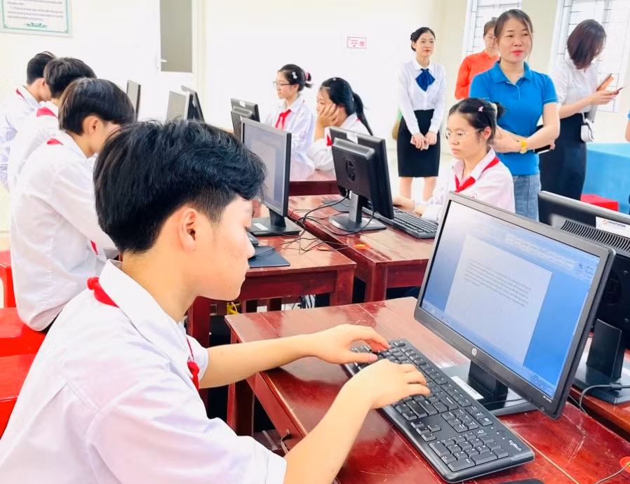 Học sinh sử dụng máy tính mới vừa được đơn vị doanh nghiệp trao tặng.