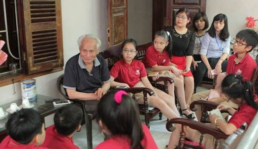 Học sinh chăm chú lắng nghe những câu chuyện chiến trường năm xưa về chiến dịch Hồ Chí Minh lịch sử qua lời kể của Trung tướng Nguyễn Quốc Thước. Học sinh chăm chú lắng nghe những câu chuyện chiến trường năm xưa về chiến dịch Hồ Chí Minh lịch sử qua lời kể của Trung tướng Nguyễn Quốc Thước.