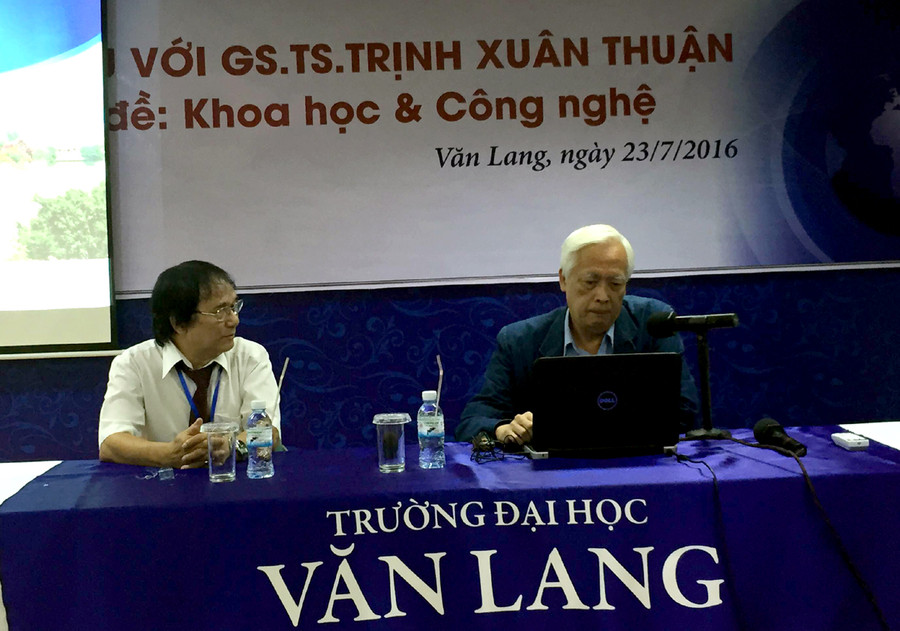 GS.TS Trịnh Xuân Thuận (phải)