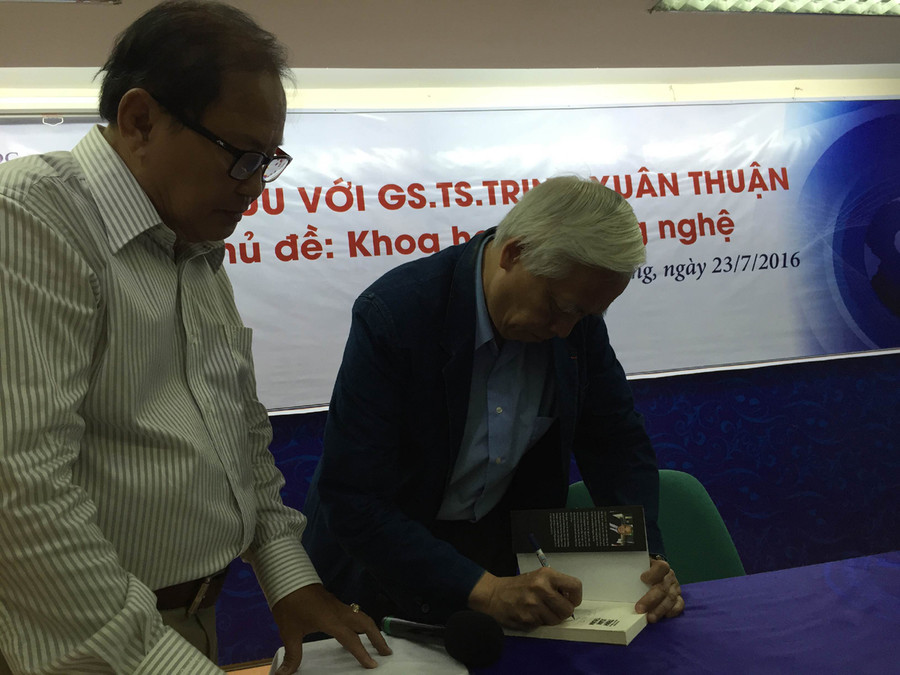 GS.TS Trịnh Xuân Thuận ký tặng sách