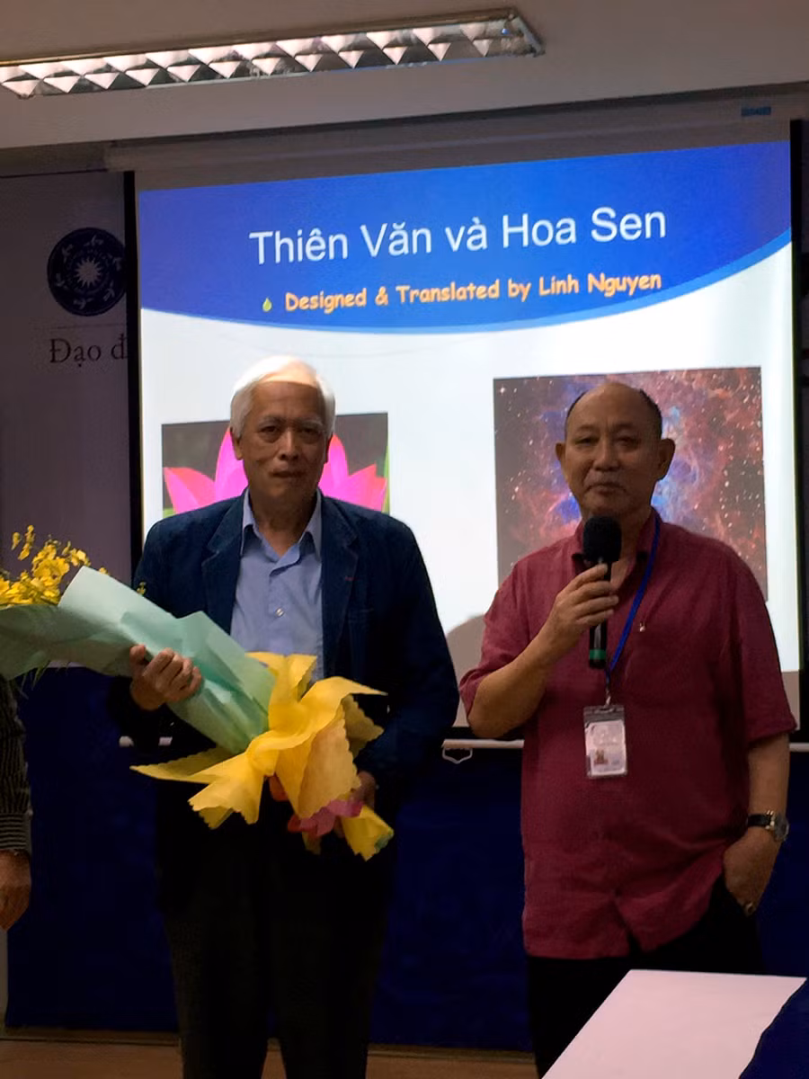 Ông Bùi Quang Độ - Chủ tịch HĐQT nhà trường tặng hoa cám ơn GS.TS Trịnh Xuân Thuận đã dành thời gian giao lưu với CBVC của trường