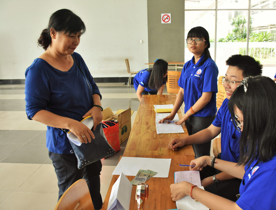 CBVC của trường tham gia đóng góp hội chợ