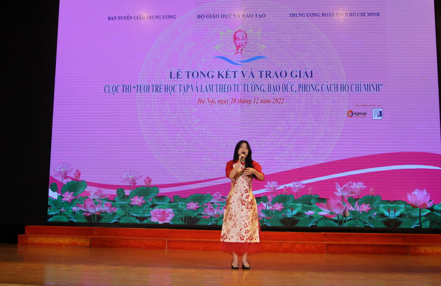 Tú Linh trình bày ca khúc tại lễ tổng kết và trao giải cuộc thi &quot;Tuổi trẻ học tập và làm theo tư tưởng, đạo đức, phong cách Hồ Chí Minh&quot; năm 2022.