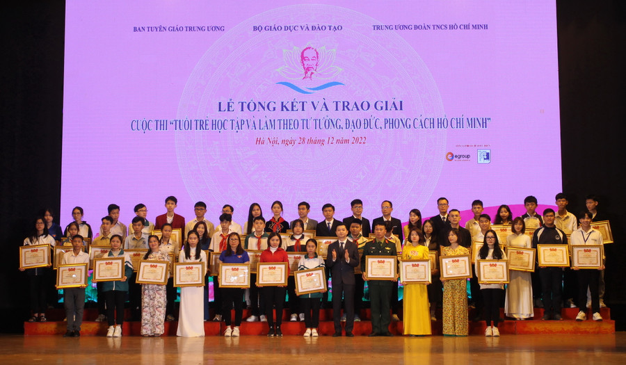 Bí thư Trung ương Đoàn Nguyễn Minh Triết trao bằng khen của Trung ương Đoàn cho các thí sinh đạt giải Ba, giải Tư.