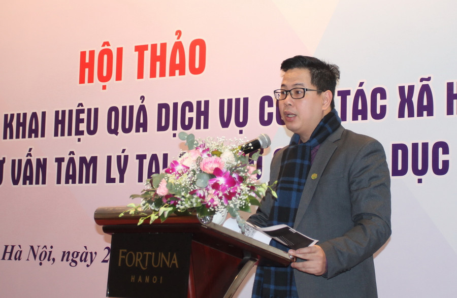 Chuyên gia Trần Thành Nam trình bày tham luận “Phát triển hoạt động công tác xã hội và tư vấn tâm lý tại các cơ sở giáo dục hiện nay”. Chuyên gia Trần Thành Nam trình bày tham luận “Phát triển hoạt động công tác xã hội và tư vấn tâm lý tại các cơ sở giáo dục hiện nay”.