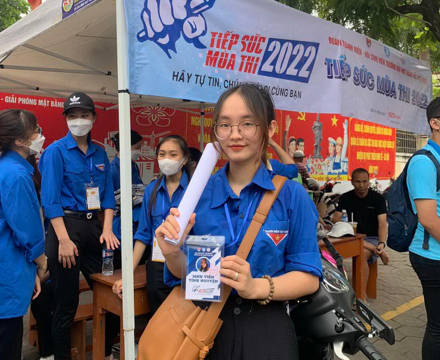 Hà Vi tham gia hoạt động tiếp sức mùa thi của Thành đoàn Hải Phòng.