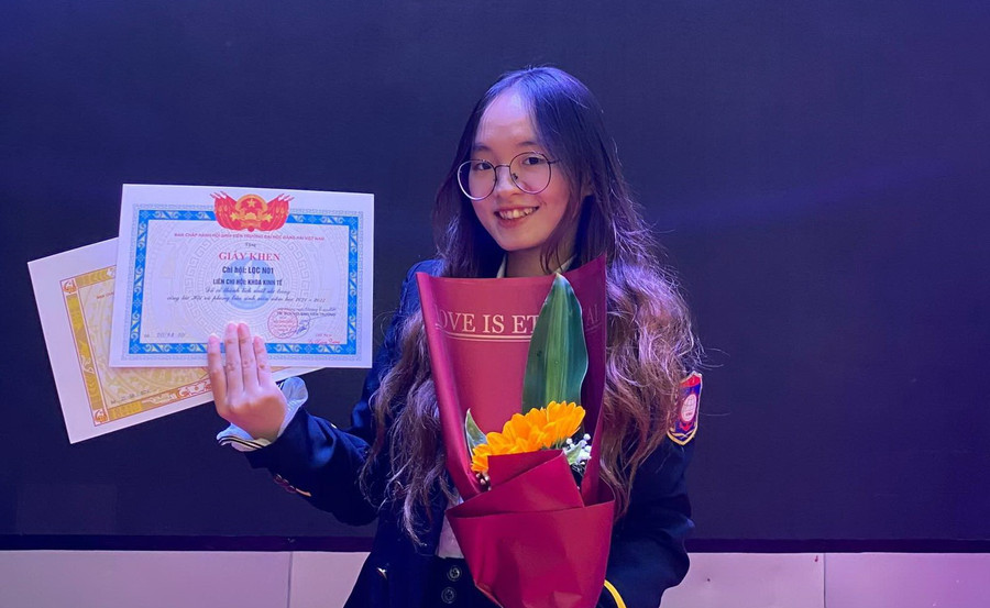 Nữ sinh giành nhiều giấy khen, phần thưởng cho thành tích học tập xuất sắc.