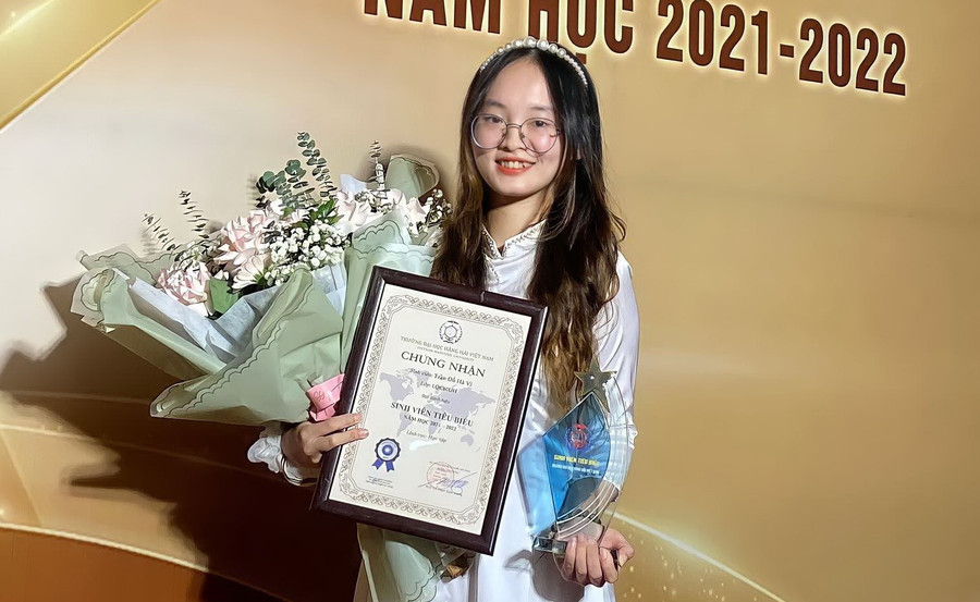 Hà Vi là sinh viên tiêu biểu Trường Đại học Hàng Hải Việt Nam trong 2 năm liên tiếp.