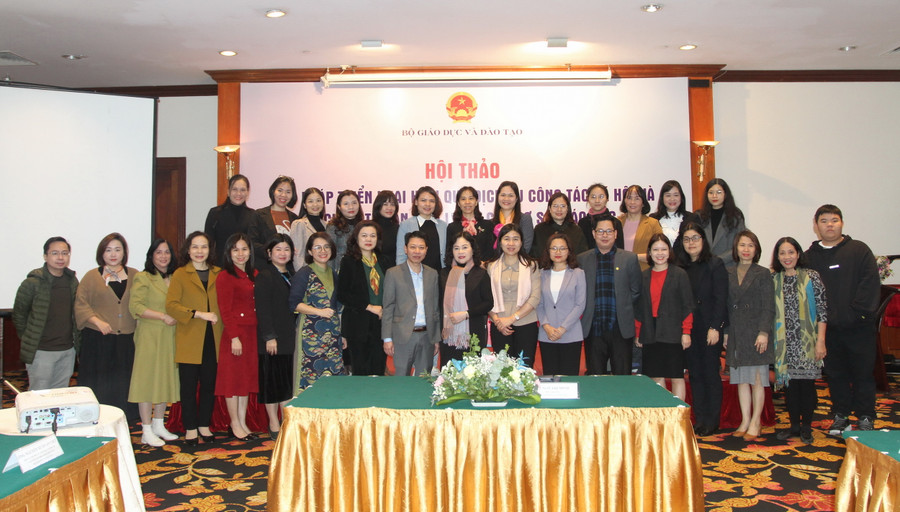 Các đại biểu chụp ảnh lưu niệm. Các đại biểu chụp ảnh lưu niệm.