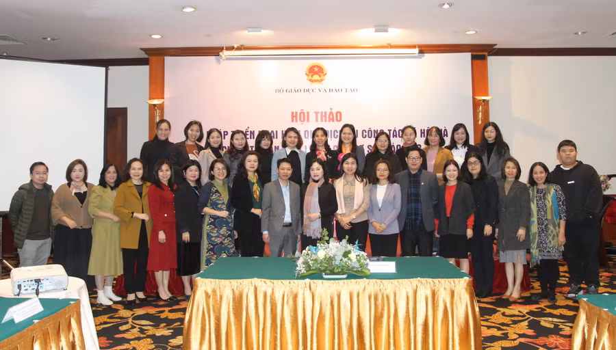 Các đại biểu chụp ảnh lưu niệm.