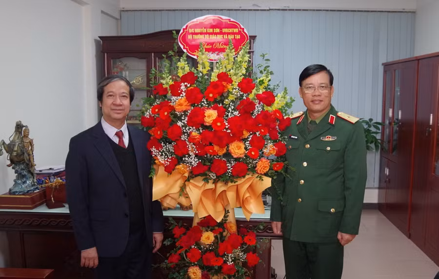 Bộ trưởng Nguyễn Kim Sơn đến thăm, chúc mừng Vụ Giáo dục Quốc phòng và An ninh.