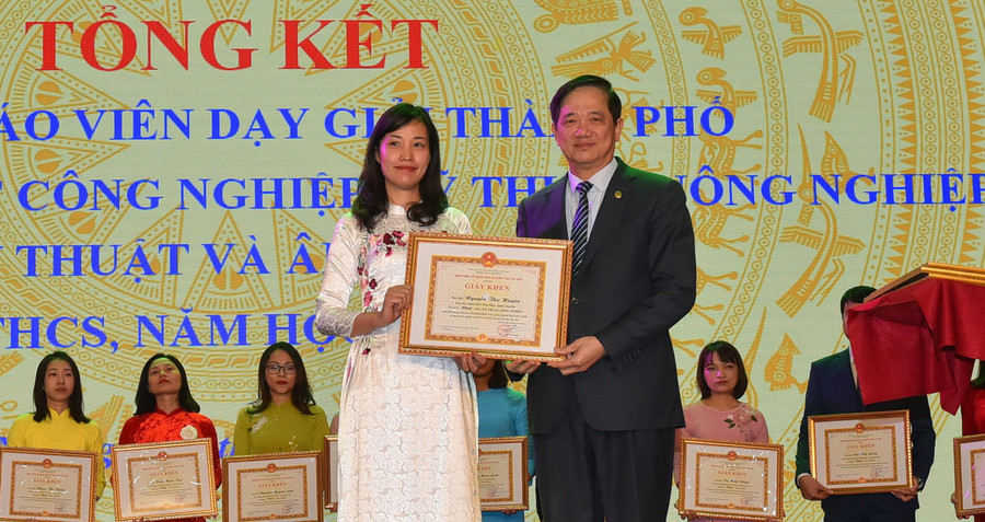 Cô Nguyễn Thu Huyền- giáo viên Trường THCS Phúc Đồng, quận Long Biên đạt giải Nhất bộ môn Kỹ thuật nông nghiệp.