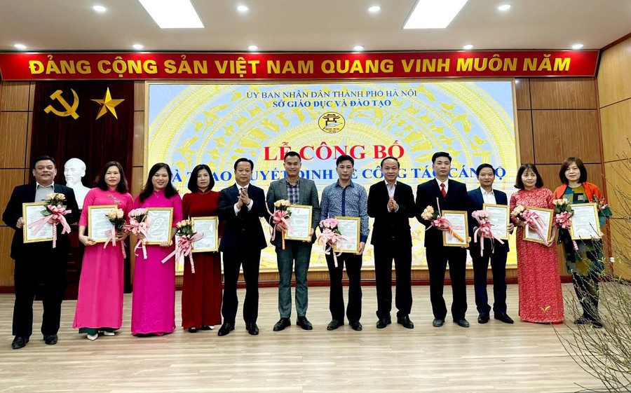 Giám đốc Sở GD&amp;ĐT Trần Thế Cương, Phó Giám đốc Sở GD&amp;ĐT Nguyễn Quang Tuấn trao quyết định bổ nhiệm lại cho các đồng chí cán bộ quản lý trường công lập.