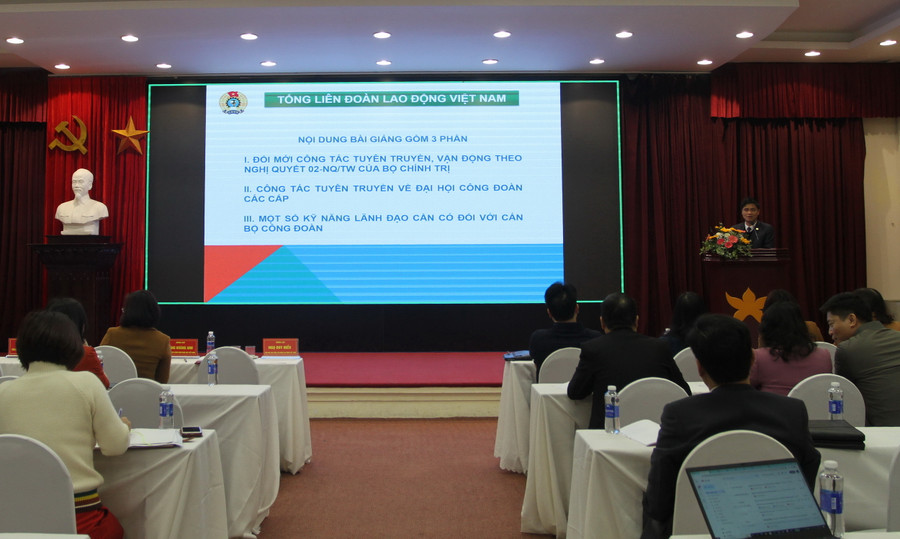 Báo cáo viên truyền đạt nội dung tập huấn. Báo cáo viên truyền đạt nội dung tập huấn.