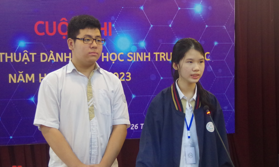 Học sinh thuyết trình đề tài trước Ban giám khảo Học sinh thuyết trình đề tài trước Ban giám khảo