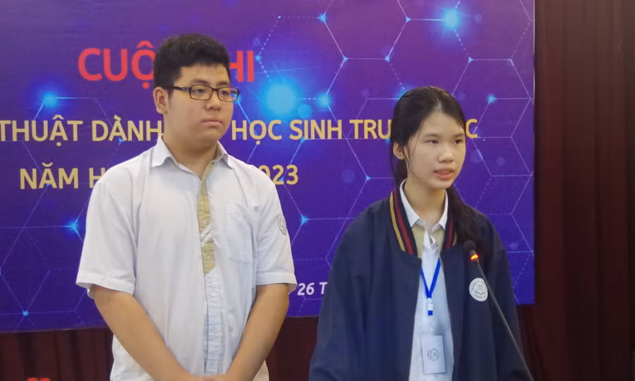 Học sinh thuyết trình đề tài trước Ban giám khảo
