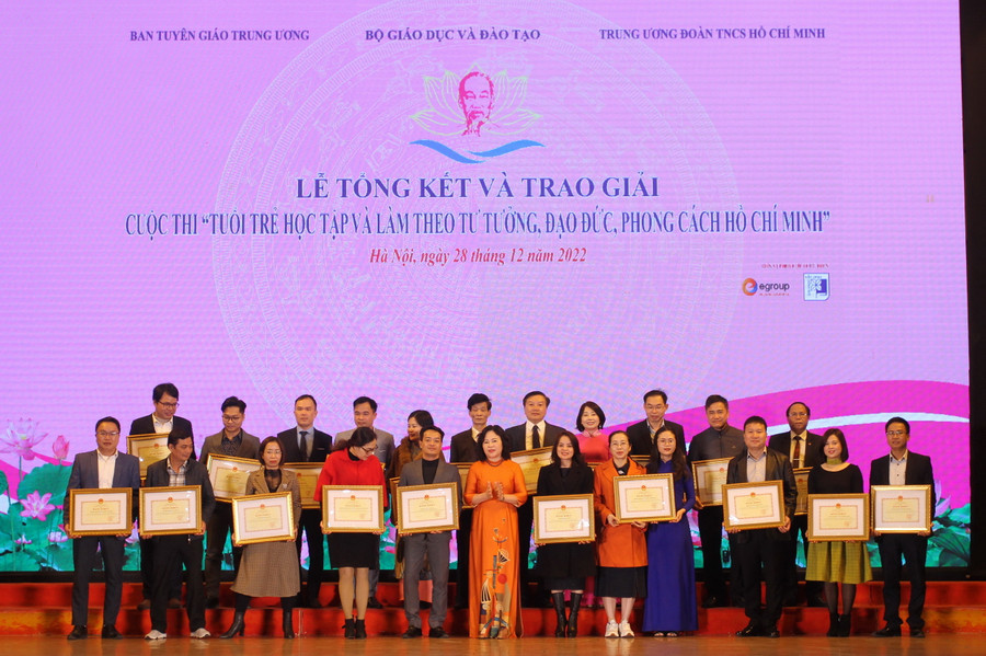 Thứ trưởng Ngô Thị Minh trao bằng khen của Bộ trưởng Bộ GD&amp;ĐT cho các đơn vị có thành tích xuất sắc trong cuộc thi.