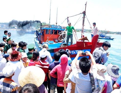 Tàu cá chở hai ngư dân trọng thương do bị phía Trung Quốc vô cớ đánh đập từ Hoàng Sa vừa trở về trưa 18/5