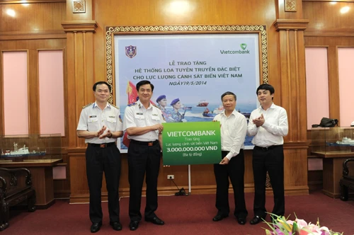 Đại diện Ngân hàng Vietcombank tặng loa tuyên truyền 3 tỷ đồng cho lực lượng cảnh sát biển Việt Nam