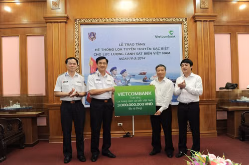 Đại diện Ngân hàng Vietcombank tặng loa tuyên truyền 3 tỷ đồng cho lực lượng cảnh sát biển Việt Nam