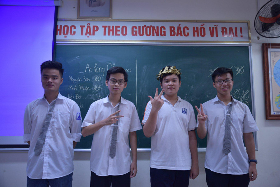 Vũ Nguyên Sơn và các bạn trong câu lạc bộ OlympiAms Vũ Nguyên Sơn và các bạn trong câu lạc bộ OlympiAms